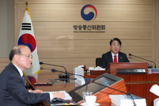이동관 방송통신위원장이 29일 오후 정부과천청사 방통위 회의실에서 열린 2023년 제44차 회의를 주재하고 있다. 연합뉴스
